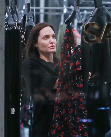 Angelina Jolie barefaced shopping