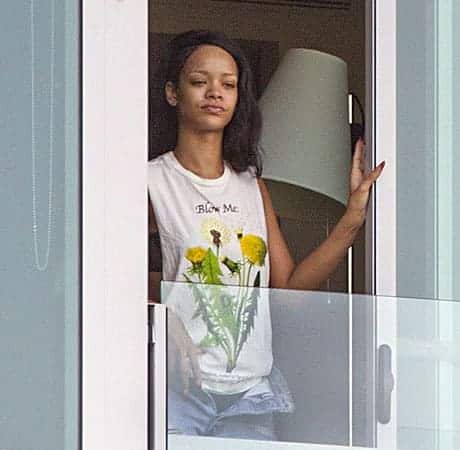 Makeup-less Rihanna at the hotel balcony