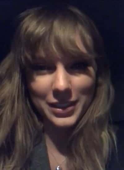 Taylor Swift looks so beautiful in this night time selfie