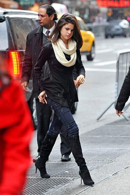 Selena Gomez don't slip in the rain