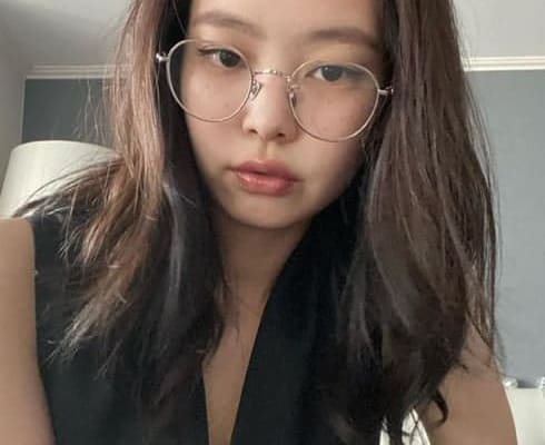 Blackpink Jennie has a cute face and looks good with any glasses