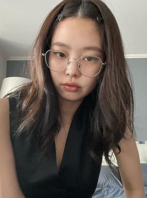 Blackpink Jennie has a cute face and looks good with any glasses