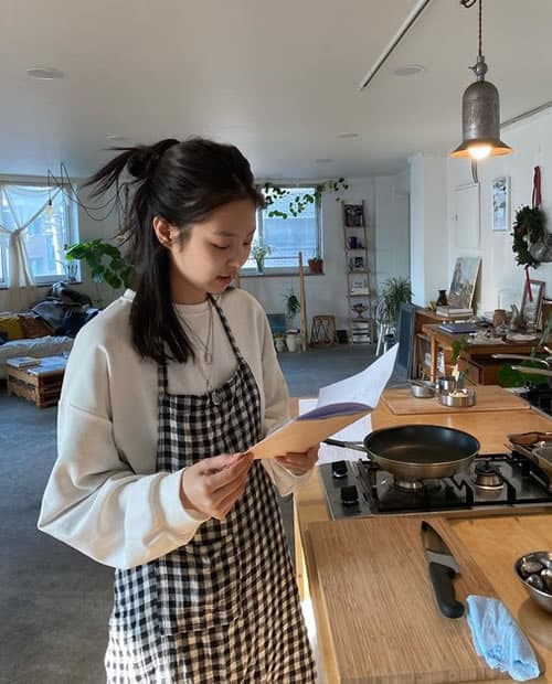 Blackpink Jennie learning to cook