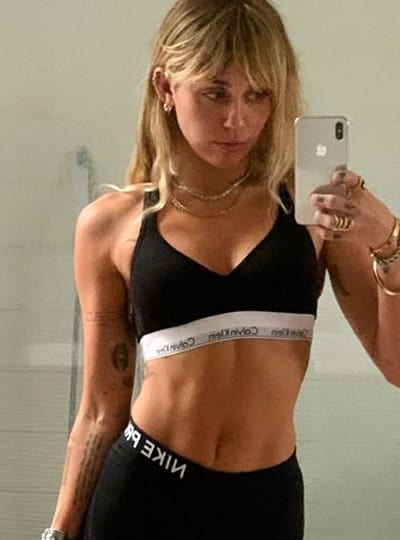 Miley Cyrus body is made for selfie