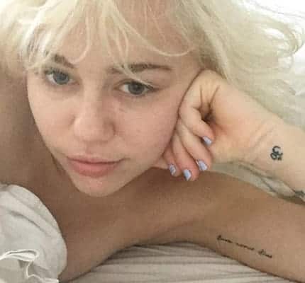 Miley Cyrus just woke up in bed