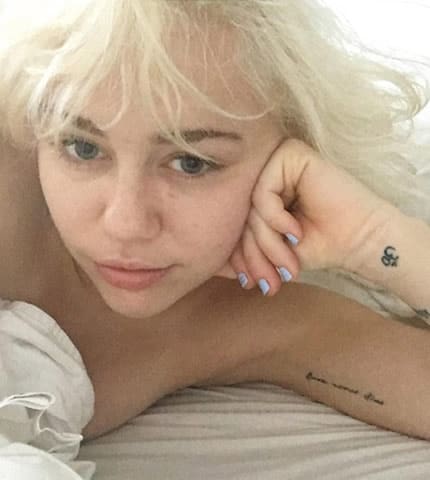 Miley Cyrus just woke up in bed
